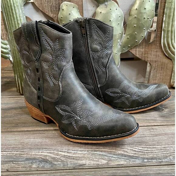 PIERRE DUMAS Shoes - NEW PIERRE DUMAS women's the west ankle bootie in black